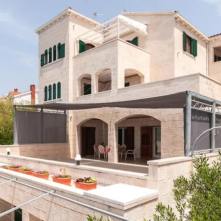 Awesome In Okrug Donji With Kitchen Διαμέρισμα *